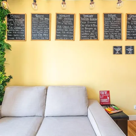 We F Tourists אכסניה