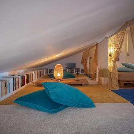 We F Tourists אכסניה *