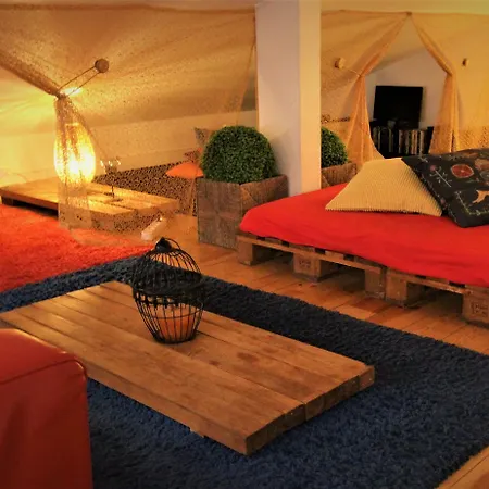 We F Tourists אכסניה