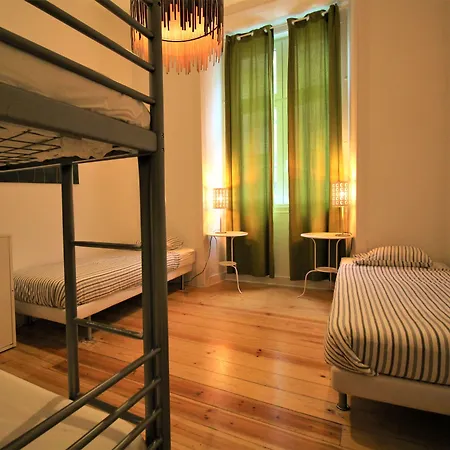 We F Tourists * ליסבון