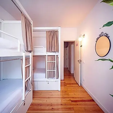 We F Tourists Hostel *