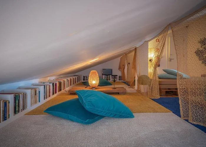 We F Tourists Hostel *