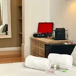 我们爱f游客酒店 *